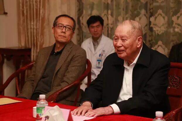 基础医学院院长黄文华教授,广东省创伤救治科研中心主任欧阳钧教授,副