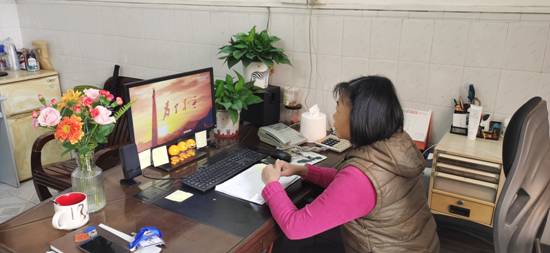 张建娜观看为了和平的照片